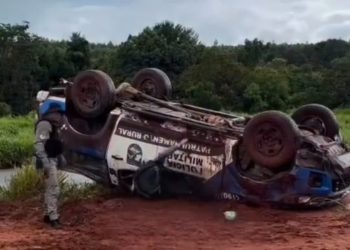 Viatura da PM capota e deixa dois policiais feridos na BR-060, em Goiás