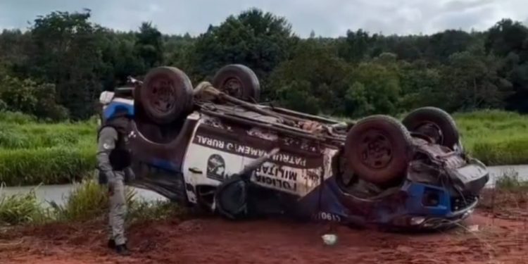 Viatura da PM capota e deixa dois policiais feridos na BR-060, em Goiás