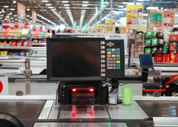 Cliente agride caixa de supermercado durante discussão por pagamento, em Trindade