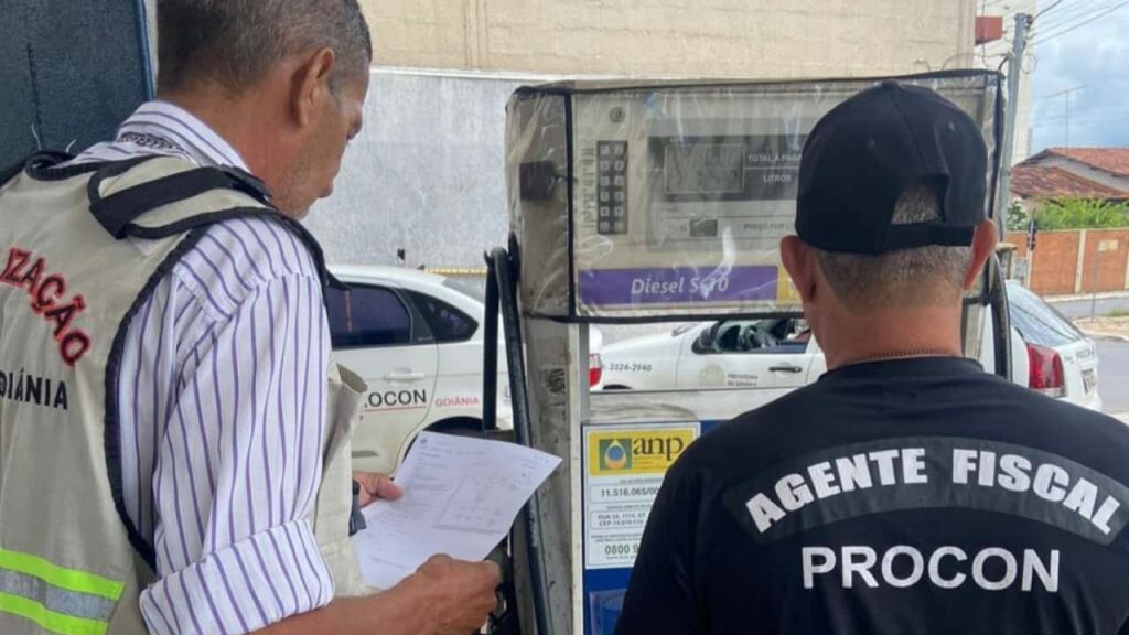 Procon fiscaliza posto em Goiânia após denúncia de possível irregularidade na bomba