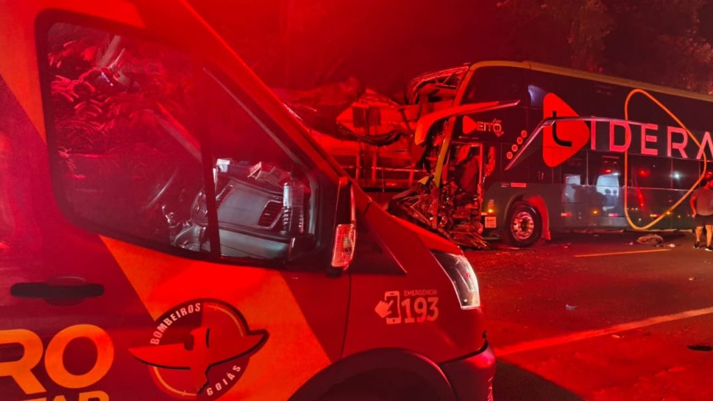 Acidente entre carreta e ônibus na BR-153