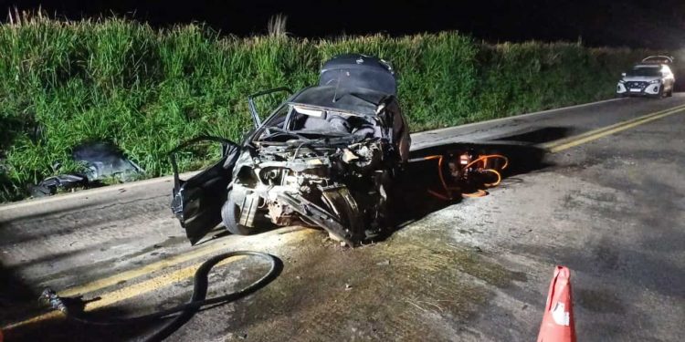 Acidente entre carro e caminhonete deixa um morto e três feridos na BR-364, em Goiás