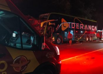 Acidente entre carreta e ônibus na BR-153 deixa ao menos 18 pessoas feridas
