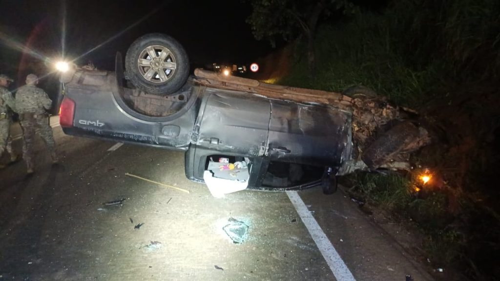 acidente entre carro e caminhonete