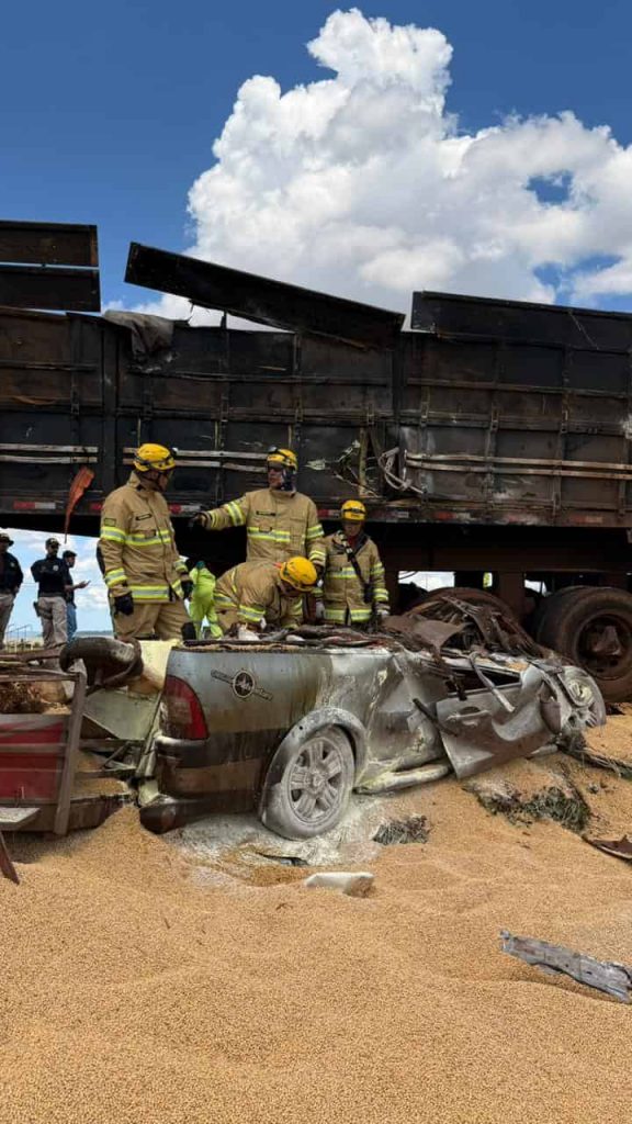 carro esmagado por carreta