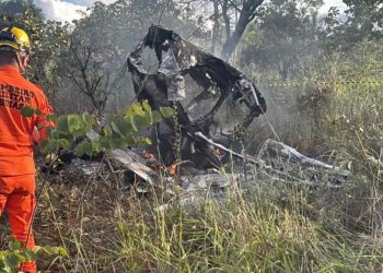 Avião de pequeno porte cai após decolagem e pega fogo em área de reserva