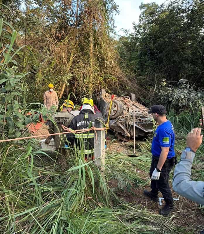 Jovem é encontrado morto após carro cair em barranco