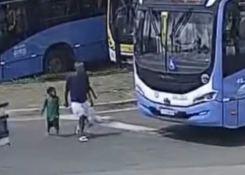 Avô e neto de 5 anos são atropelados por ônibus em Senador Canedo; vídeo