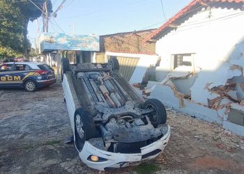 Motorista bêbado perde controle, capota veículo e invade casa em Goiânia