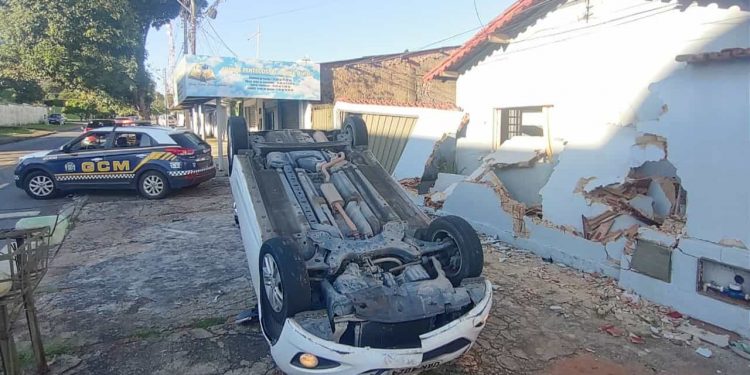 Motorista bêbado perde controle, capota veículo e invade casa em Goiânia