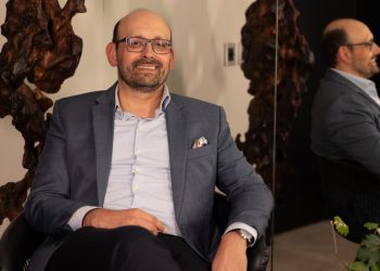 Referência em cirurgia facial, médico brasileiro realiza demonstração ao vivo em congresso nacional