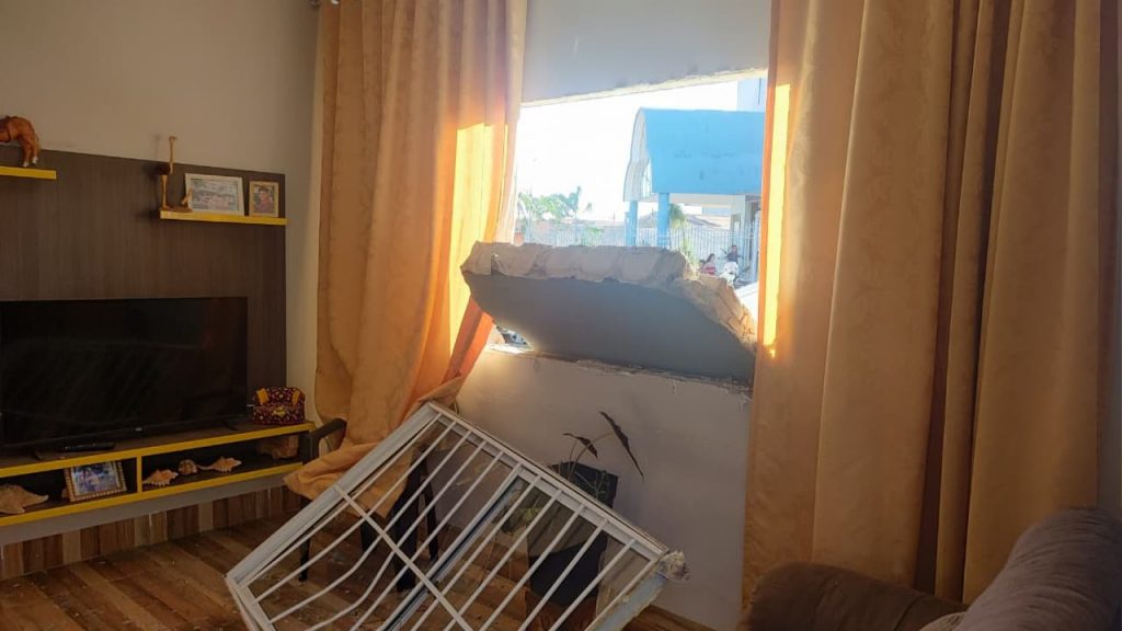 homem invade casa com carro