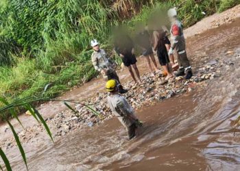 Adolescentes ficam ilhados após cabeça d’água em rio e são resgatados, em Goiânia
