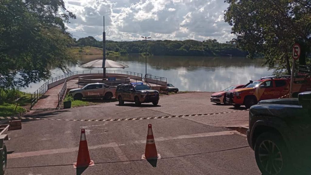 Buscas pelas vítimas desaparecidas após carro ficar submerso no Rio Paranaíba