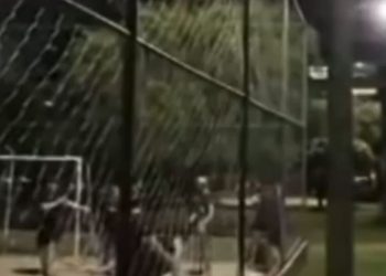 Lutador é preso após espancar adolescente durante briga em quadra de futebol em Goiânia