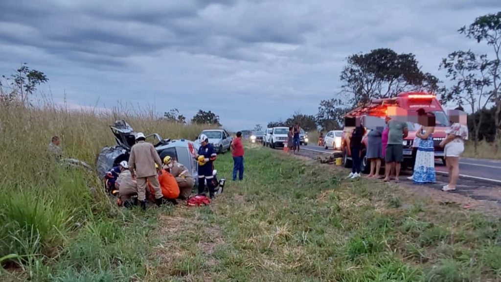 Acidente na GO-213 deixa feridos e provoca incêndio às margens da rodovia