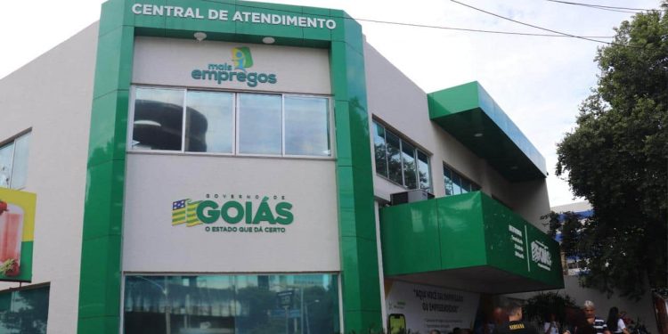 Feirão de empregos na saúde oferece vagas em Goiânia com salários de até R$ 4,7 mil