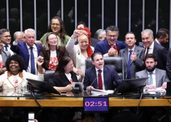 Fim da escala 6x1 é aprovado na Câmara com apoio em peso da bancada goiana