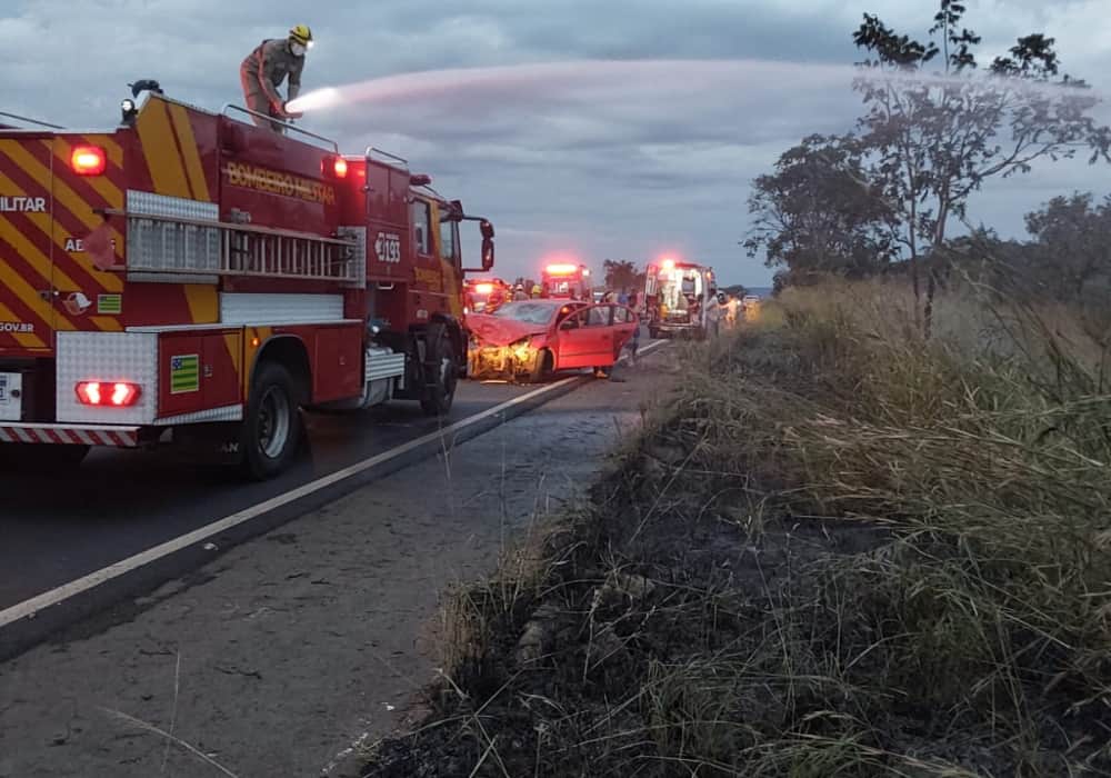 Acidente na GO-213 deixa feridos e provoca incêndio