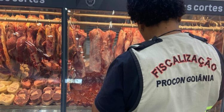 Supermercado em Goiânia é autuado após fiscalização encontrar carne estragada