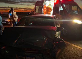Equipes do Corpo de Bombeiros foram acionadas por volta das 18h20 e enviaram uma viatura de salvamento e uma unidade de resgate para atender à ocorrência.