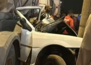 Carro fica prensado após colisão com caminhão, e motorista morre em Aparecida