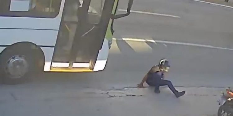 Passageiro de moto morre após cair na pista e ser atropelado por ônibus, em Goiânia