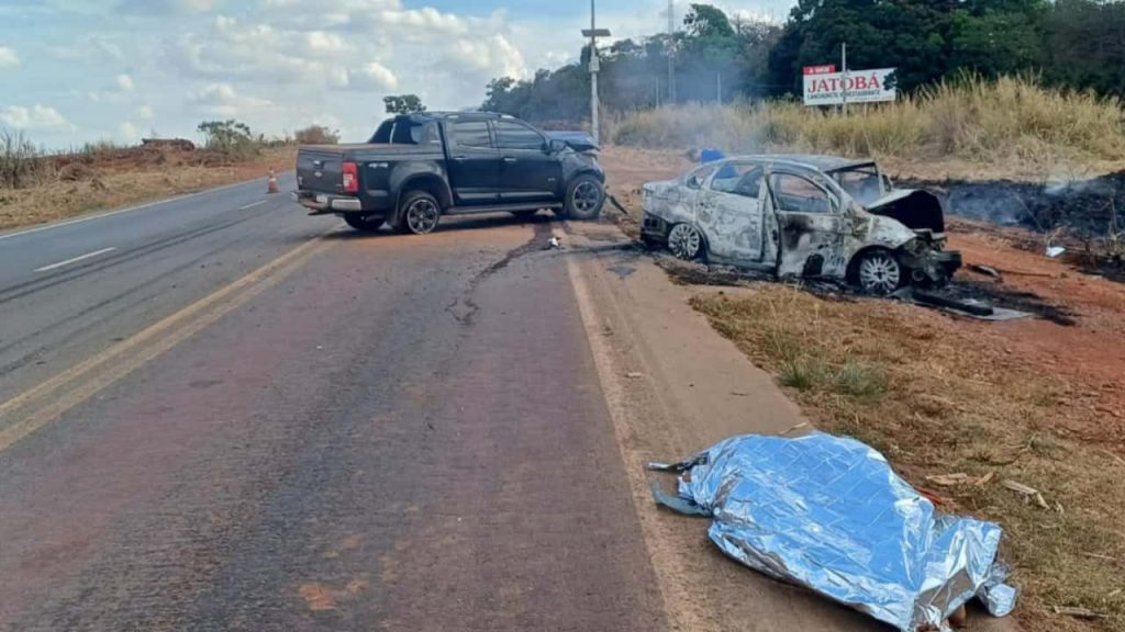 Mulher morre após carro pegar fogo na BR-153