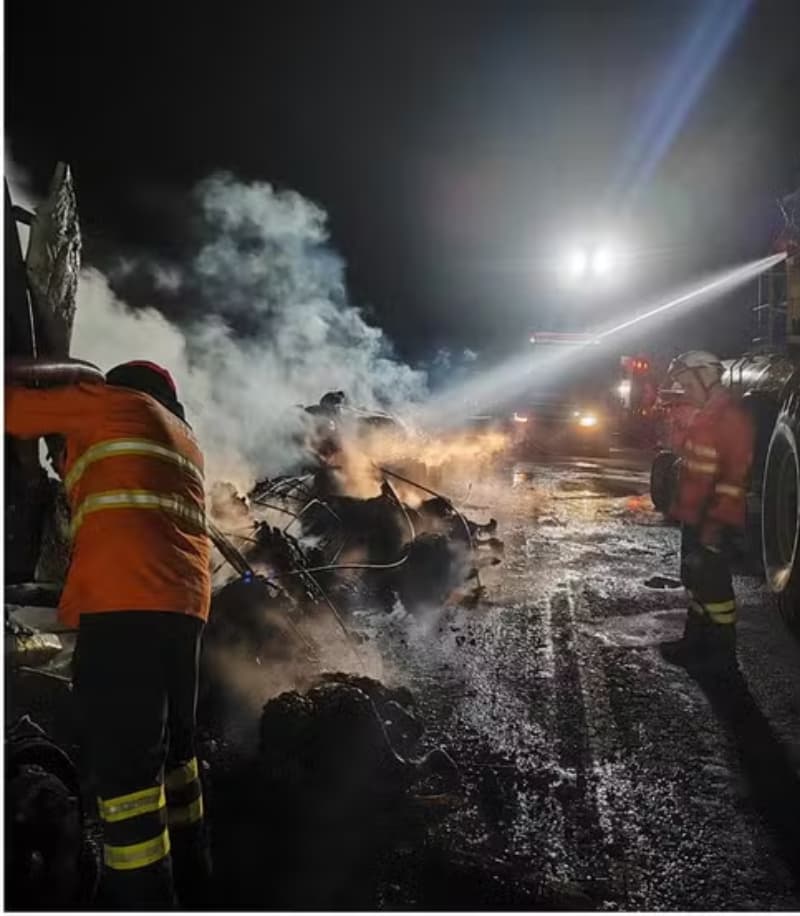 Combate ao incêndio em carreta.