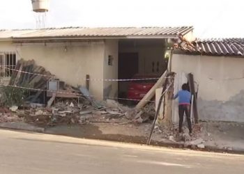 Caminhão de Amado Batista atinge imóveis após descer rua de ré em Goiânia
