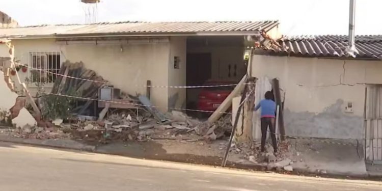 Caminhão de Amado Batista atinge imóveis após descer rua de ré em Goiânia