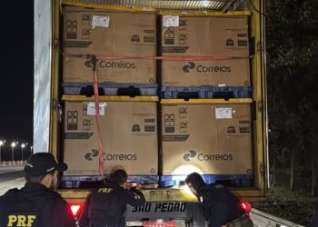 Homem é encontrado escondido dentro de caixa em caminhão dos Correios na BR-153