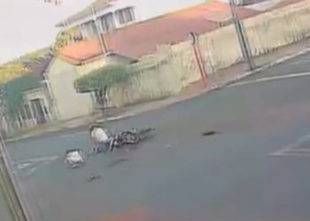 Menina de 8 anos morre após colisão entre moto e carro em Jataí; vídeo