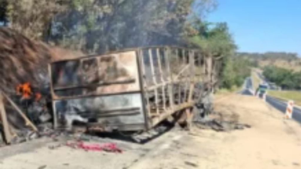 Caminhão com produtos químicos explode na BR-153 e provoca risco ambiental em Goiás