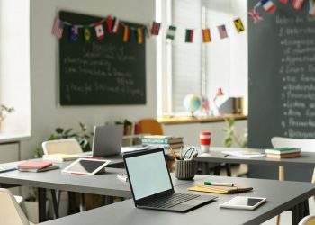 Servidores administrativos da Educação de Goiânia aprovam greve