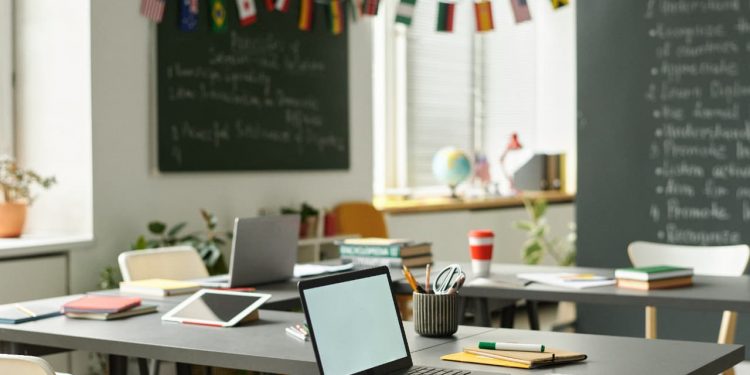 Servidores administrativos da Educação de Goiânia aprovam greve