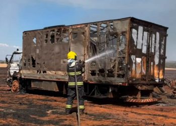 Mecânico morre após incêndio destruir caminhão e máquina agrícola em área rural de Goiás