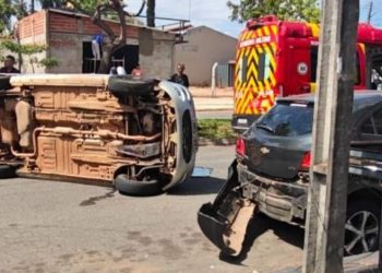 Criança de 2 anos morre após carro capotar durante acidente em Goiânia; vídeo