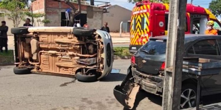 Criança de 2 anos morre após carro capotar durante acidente em Goiânia; vídeo