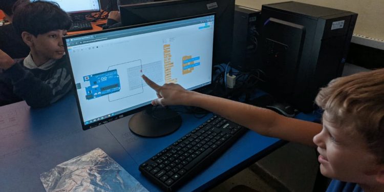 Goiás abre mais de 900 vagas para cursos gratuitos de robótica e tecnologia