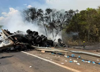 Motorista morre após caminhão pegar fogo em acidente na BR-153, em São Luiz do Norte