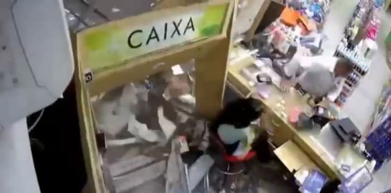 Carro invade farmácia