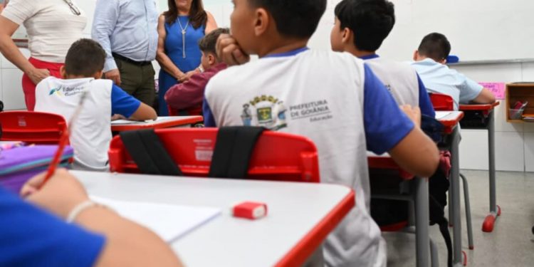 Greve dos servidores administrativos da Educação de Goiânia chega ao fim após assembleia