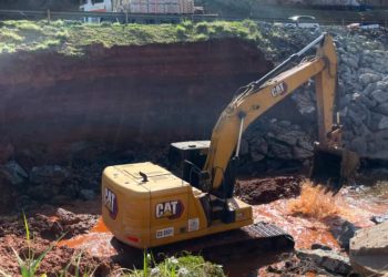 Obra de contenção de erosão interdita parcialmente Marginal Botafogo, em Goiânia