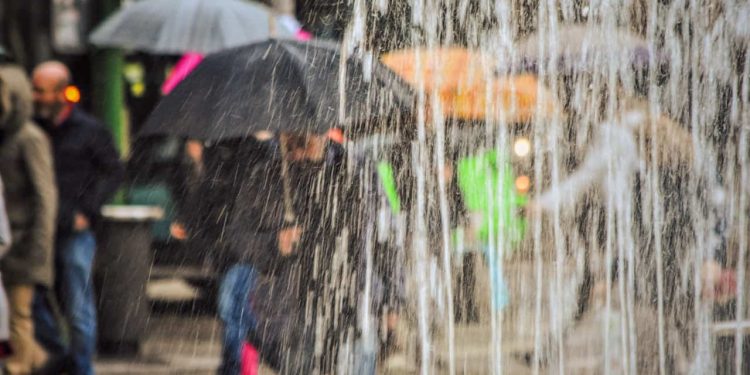 Após calor de mais de 42°C, chuva avança e aumenta risco de temporais em Goiás