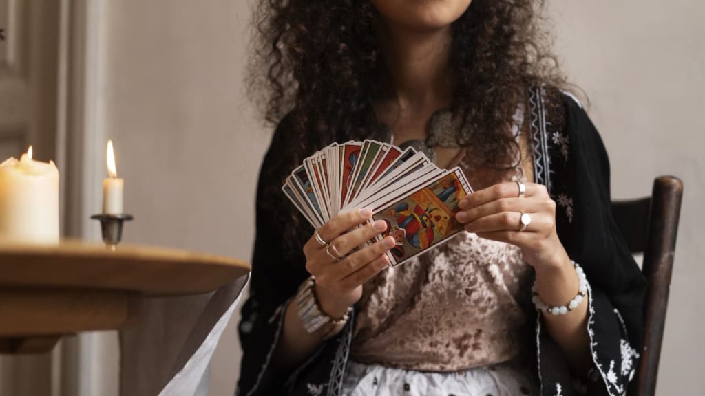 Tarot e aconselhamento espiritual crescem entre portugueses e comunidades lusófonas