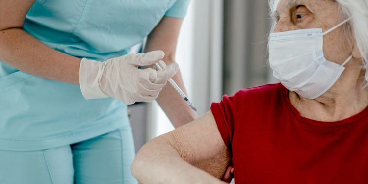 SUS começa a oferecer vacina Pneumo 20 para idosos a partir de 85 anos