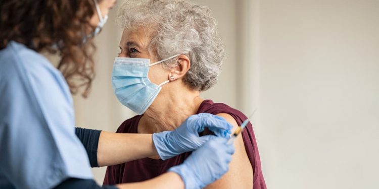 Goiânia amplia vacina contra pneumonia e meningite em idosos com 85 anos ou mais