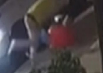 Homem de 70 anos é agredido em Goiânia por usar camiseta vermelha; vídeo