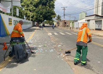 Santinhos tomam ruas de Goiânia neste domingo de eleição